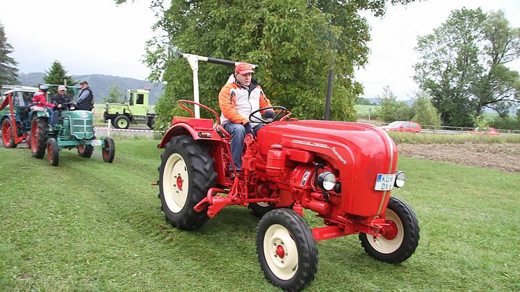 Porsche, mal anders: Walter Pensel aus Kirchleus kam mit seinem 20 PS starken Porsche-Diesel. Der feuerrote Traktor war selbstverständlich blitzblank poliert. Nur 6800 Stück wurden vom den Modell gebaut. Foto: Sonja Adam