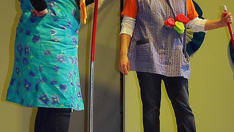 Die "Edelputzen" vom Wilhelmsthaler Zigeunerfasching, (von links) Trina (Diana Bülling) und Cilly (Bianka Weiss), hatten beim Saubermachen Schwerstarbeit zu verrichten.  Foto: Heike Schülein