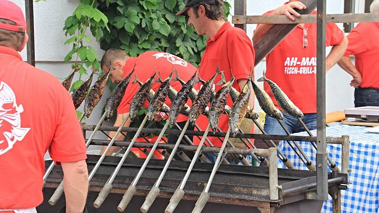 Duftenden "Steckerlfisch" gab es bei den Alten Herren des SV Maroldsweisach. Foto: Helmut Will