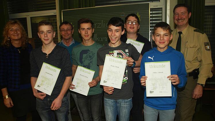 Die Neuntklässler beenden ihren Lotsendienst. Ihnen danken Rektorin Sonja Then (links), Betreuungslehrer Werner Vierheilig (Dritter von links) und Polizeihauptmeister Matthias Kleren (rechts). Foto: Stefan Geiger