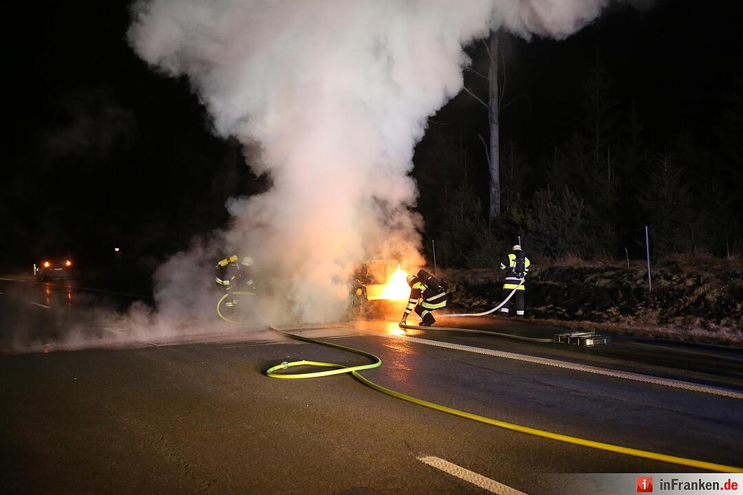 Pkw geht auf der A9 in Flammen auf