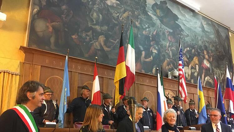 Veronas Bürgermeister Frederico Sboarina (links) begrüßte die Vorsitzenden und die Chorleiter zu einem Empfang im Rathaus. Maria Egglseder