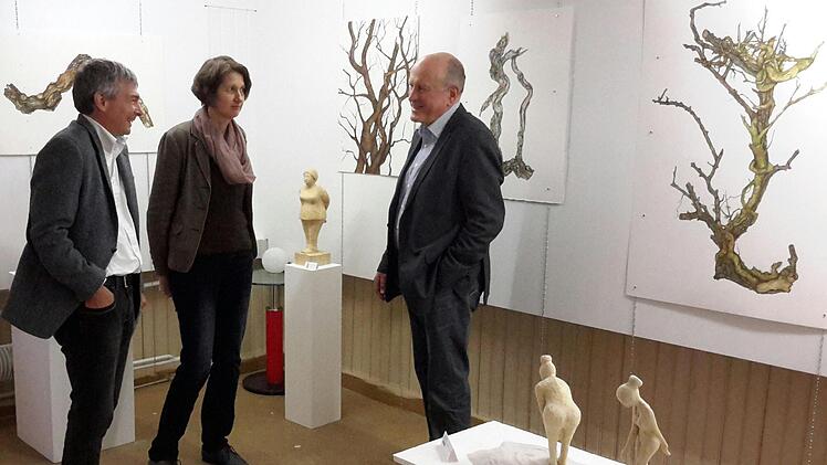 Intensive Kommunikation ist ein wichtiger Faktor für den Erfolg: Hans Dietrich Unger (rechts) im Gespräch mit den Künstlern Karin Plank-Hauter und Andreas Hauter, die ihre Holzbildnisse ausstellten.                           Foto: Rolf Pralle