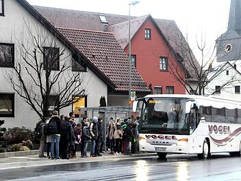 Zahlreiche Schüler müssen morgens nach Herzogenaurach fahren. Laut Bürgermeister Heinrich Süß würde sich die Lage entspannen, wenn sich nicht alle in den ersten Bus drängen würden, sondern auf einen der Folgebusse warten.   Foto: Richard Sänger