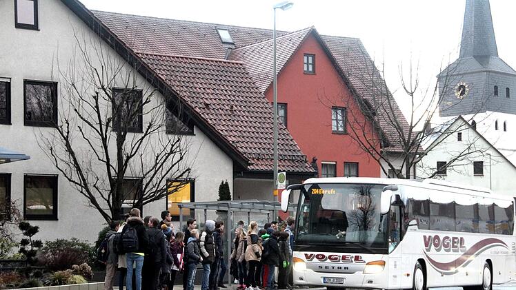 Zahlreiche Schüler müssen morgens nach Herzogenaurach fahren. Laut Bürgermeister Heinrich Süß würde sich die Lage entspannen, wenn sich nicht alle in den ersten Bus drängen würden, sondern auf einen der Folgebusse warten.   Foto: Richard Sänger