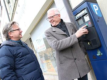 B&uuml;rgermeister G&uuml;nther Werner (rechts) und Harald Bauer von der Bauverwaltung testen die neue "Br&ouml;tchentaste" in Ha&szlig;furt. Foto: Teresa Hirschberg