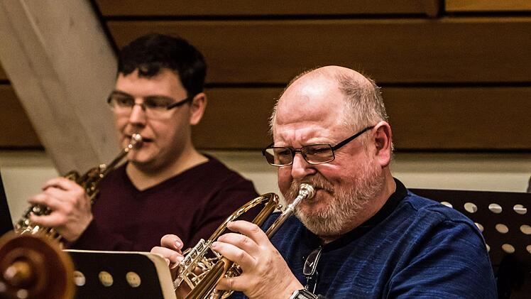 Mit dem Orchester der Musikfreunde Neustadt und der Solistin Hanna Pyrozhkova probt Hans Stähli das Cellokonzert von Jacques Offenbach.Foto: Jochen Berger