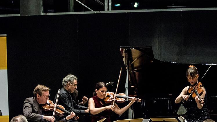 Impressionen vom Konzert des Minguet Quartetts gemeinsam mit dem Pianisten Matthias Kirschnerei in Coburg bei der Gesellschaft der MusikfreundeFoto: Jochen Berger