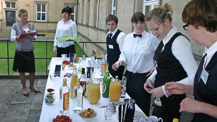 So wie auf diesem Bild, das vor Ausbruch der Pandemie entstanden ist, kann die Ausbildung der des Nachwuchses im Gastronomiebereich nicht mehr stattfinden. Im Bildungszentrum der Hanns-Seidel-Stiftung wird deshalb jetzt gemeinsam mit der IHK gezielt auf die Abstands- und Hygieneregeln geachtet.