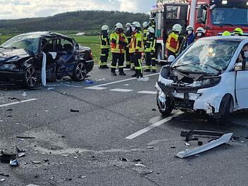 Auf der Bundesstra&szlig;e bei Lehrberg kam es zu einem schweren Zusammensto&szlig; mit zwei Verletzten.