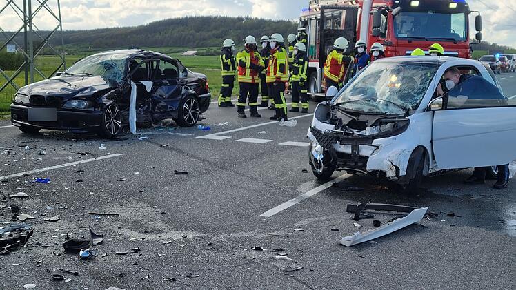 Auf der Bundesstra&szlig;e bei Lehrberg kam es zu einem schweren Zusammensto&szlig; mit zwei Verletzten.