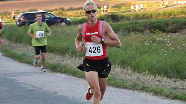 Der Sieger Oliver Brehm ließ die Läufer weit hinter sich und überrundete einige Teilnehmer.