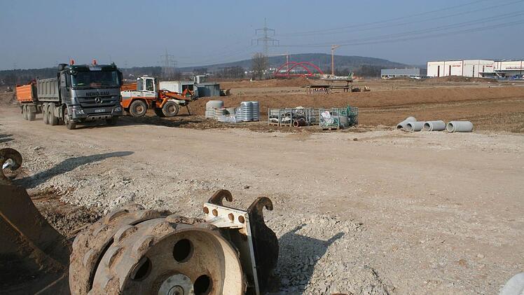 Pfaffensee: Jobs gegen Flächenfraß: Ich glaube, dass wir in Zukunft die Gewerbegebiete sehr viel nachhaltiger benutzen müssen. Nicht immer wieder neue Gewerbegebiete ausweisen, sonder schauen, wo können wir nachverdichten.  Natürlich ist es gut und wichtig, sich gerade um Jobs in den ländlichen Regionen zu kümmern.   Aber häufig stehen  Gebäude in Gewerbegebieten irgendwann   wieder leer. Das ist wirtschaftlich und für die Natur nicht sinnvoll. Die Kommunen müssen besser kooperieren, um eine ...