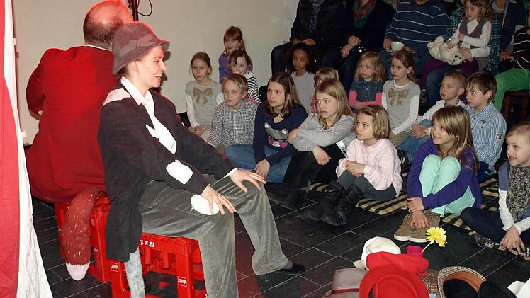Im Tipico des Gasthofs Goldener Anker begrüßen die Katze (Karolin Trübenbach, rechts) und der Fuchs (Alexander Voss, links) die Kinder und ihre Eltern.  Foto: Susanne Deuerling