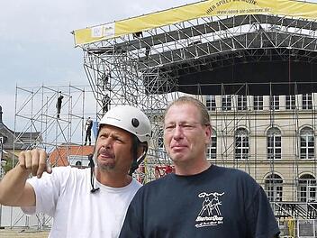 Lagebesprechung vor der halb aufgebauten Bühne: Veranstaltungsmeister Jürgen Ebert (rechts) mit dem "weltbesten Bühnenbauer Waldi".  Fotos: Ulrike Nauer