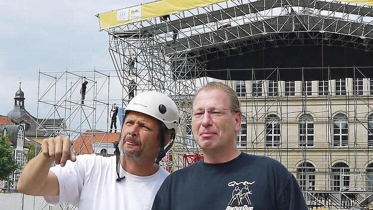 Lagebesprechung vor der halb aufgebauten Bühne: Veranstaltungsmeister Jürgen Ebert (rechts) mit dem "weltbesten Bühnenbauer Waldi".  Fotos: Ulrike Nauer