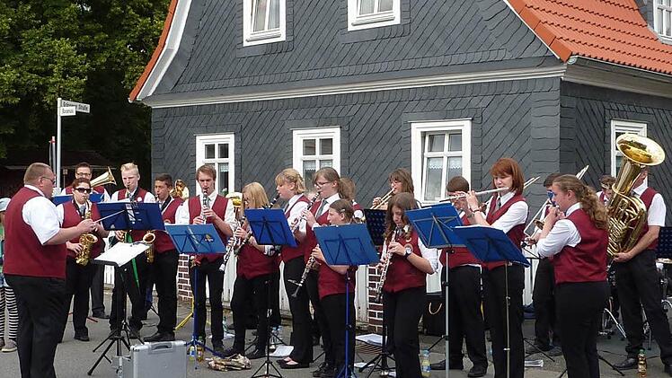 Erfrischendes Standkonzert mit dem Jugendorchester Kronach unter der Leitung von Günter Soja.