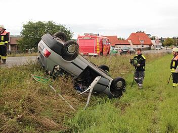Bei einem Verkehrsunfall am späten Samstagnachmittag sind auf der B4 bei Busendorf im Landkreis Bamberg drei Menschen leicht verletzt worden. Foto: Ferdinand Merzbach