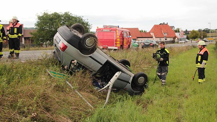 Bei einem Verkehrsunfall am späten Samstagnachmittag sind auf der B4 bei Busendorf im Landkreis Bamberg drei Menschen leicht verletzt worden. Foto: Ferdinand Merzbach