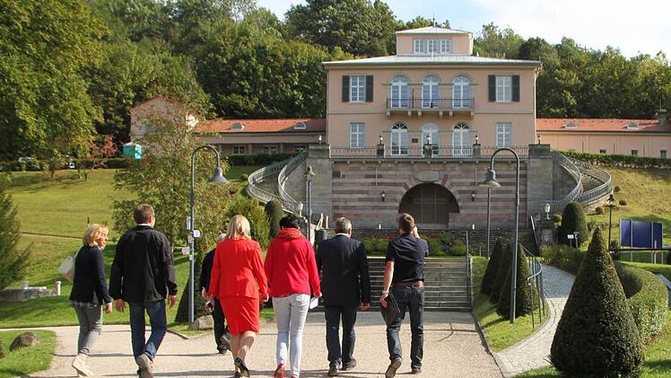 Eine ganze Delegation begleitet sie zum Bellevue.