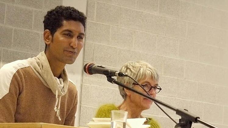 Zekarias Kebraeb (l.) und seine Co-Autorin Marianne Moesle lesen in Forchheim.Foto: Lindner