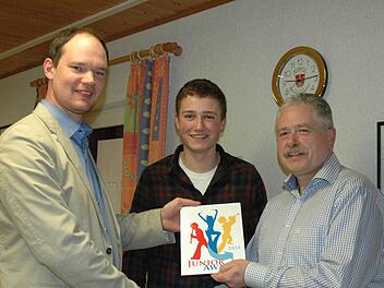 Mario Hugo (links) vom Nordbayerischen Musikbund übergibt den "Junior Award 2015" an Jugendleiter Dominik Köstler (Mitte) und den bisherigen Vorsitzenden des Musikzuges, Jürgen Köstler.Foto: Sebastian Schmitt-Mathea.