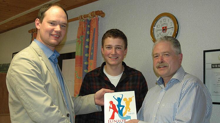 Mario Hugo (links) vom Nordbayerischen Musikbund übergibt den "Junior Award 2015" an Jugendleiter Dominik Köstler (Mitte) und den bisherigen Vorsitzenden des Musikzuges, Jürgen Köstler.Foto: Sebastian Schmitt-Mathea.
