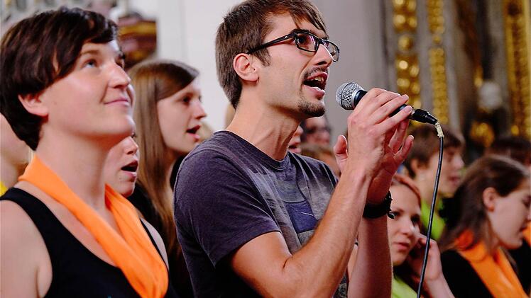 Der Chor "New Future" beim Benefizkonzert in der sulzthaler Kirche. Foto: Gerd Schaarsulzthaler