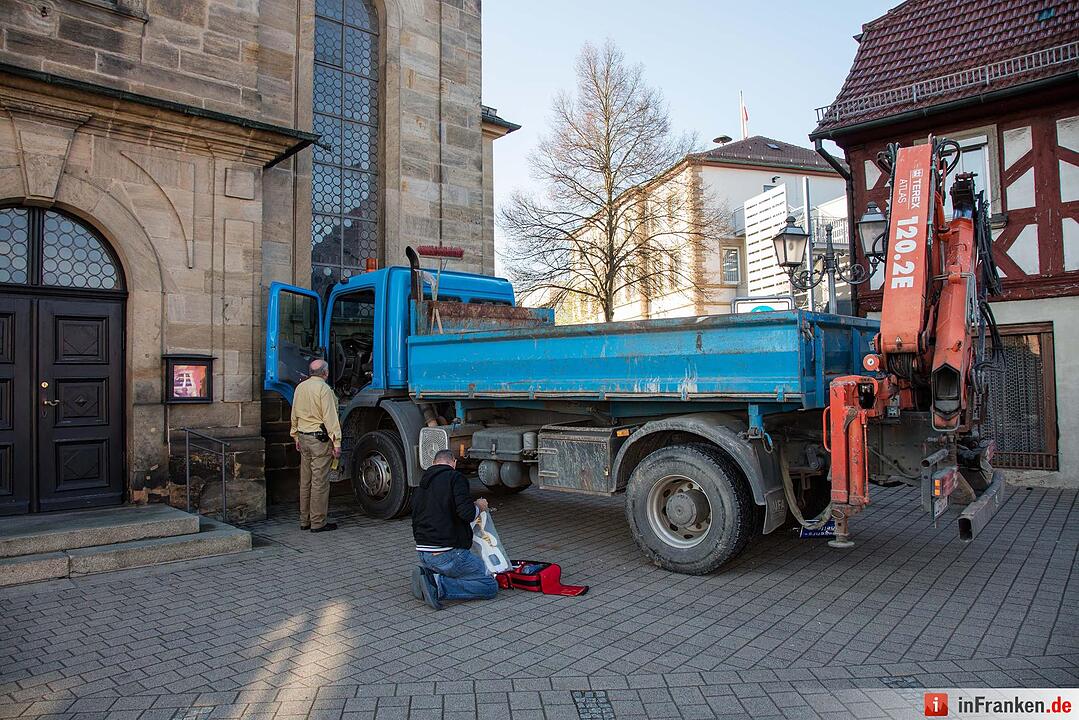 Unfall in Michelau: Lkw prallt gegen Kirchenmauer