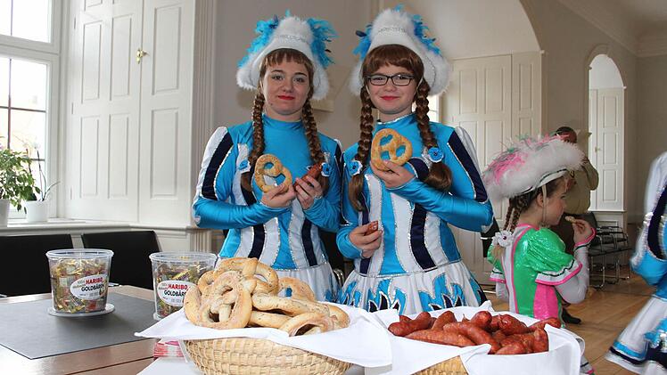 Die Gardemädels der Ersten Kulmbacher Showtanzgarde stärkten sich beim Rathaussturm mit Brezeln und Würsten.