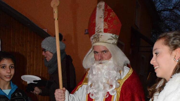 Der Nikolaus (Ralf Hartmann) und das Christkind (Lisa Müller-Gärtner) erfreuten die Kinder mit Geschenken. Foto: Schmidt