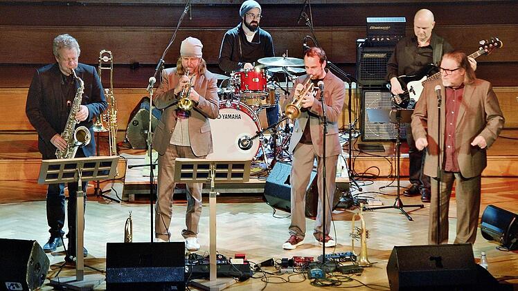 Die Trumpet Night mit den Solisten (von links) Claudius Valk (Tenorsaxophon), Rüdiger Baldauf (Trompete), Joo Kraus (Trompete) und Edo Zanki (Gesang) sowie (hinten) die Bandmitglieder Mario Garruccio (Schlagzeug) und Stefan Rademacher (Bass)  Foto: Sigismund von Dobschütz