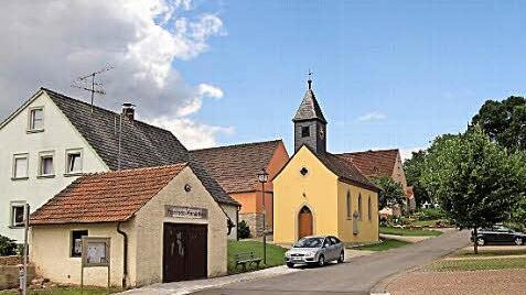 Blick in die Kapellenstraße mit der Filialkirche "Maria Hilf" Foto: Günther Geiling