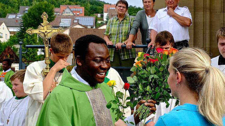 Herzlicher Abschied von Pfarrvikar Blaise Okpanachi vor der Kirche. Foto: Gerd Schaar