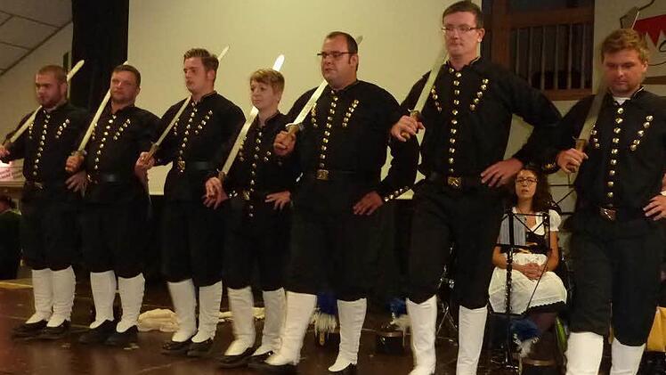 Viel Beifall gab es für den Trachtenverein Schumlach-Lindenberg mit dem "Schwertertanz".  Foto: Gerd Fleischmann