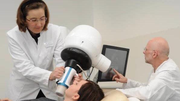 Dr. med. Sigrun Merger und Dr. med. Hermann Zoche behandeln gutartige Schilddrüsenknoten und Fibroadenome mit hochintensiv gebündeltem Ultraschall. Foto: Martina Frank