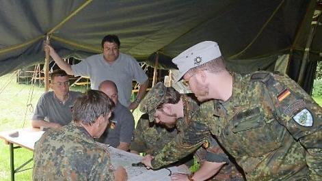 Stabsunteroffizier Peter Beständig (rechts) erklärt die Lage, auch Zweiter Bürgermeister Wolfgang Förtsch, selbst engagierter Reservist, hört gespannt zu. Fotos: Karl-Heinz Hofmann
