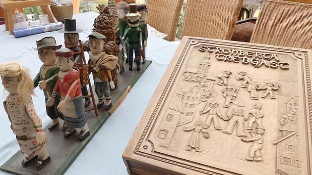 Die geschnitzte Holzkassette, die die Chronik beinhaltet, und die zehn geschnitzten Holzfiguren der "Strohberta" Foto: Dieter Hübner