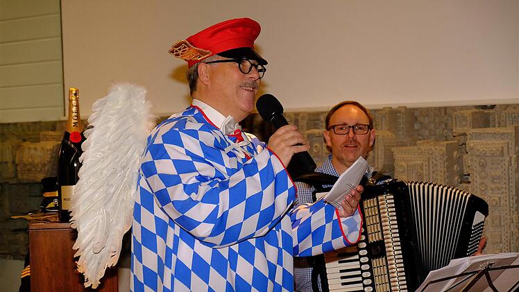 Aloisius wurde von Marco Wolf auf dem Akkordeon begleitet. Gerd Schaar