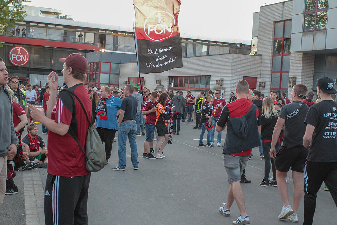 1. FCN steigt auf: Fans feiern in Nürnberg