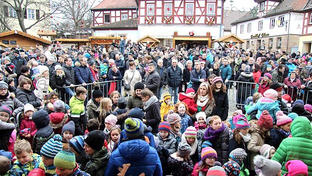 Der Lebendige Adventskalender ist seit Jahren ein Publikumsmagnet, auch am Heiligen Abend zur Mittagszeit.  Foto: Richard S&auml;nger