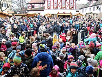 Der Lebendige Adventskalender ist seit Jahren ein Publikumsmagnet, auch am Heiligen Abend zur Mittagszeit.  Foto: Richard Sänger