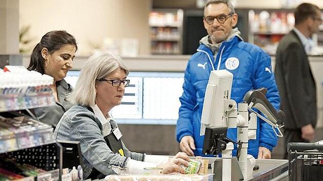 Eine halbe Stunde lang bekam Britta Dassler auch einen Einblick in die Arbeit an der Kasse. Foto: Julia Durmann