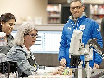Eine halbe Stunde lang bekam Britta Dassler auch einen Einblick in die Arbeit an der Kasse. Foto: Julia Durmann