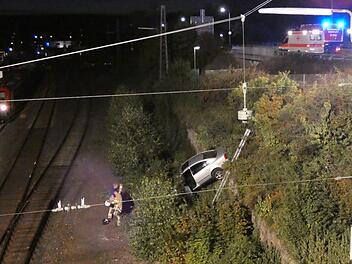 Autounfall in Unterfranken: Ein Auto kam am Freitagabend von der Stra&szlig;e ab und st&uuml;rzte einen Bahndamm hinab. Foto: NEWS5 / Licha