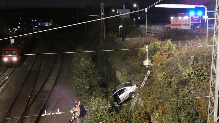 Autounfall in Unterfranken: Ein Auto kam am Freitagabend von der Stra&szlig;e ab und st&uuml;rzte einen Bahndamm hinab. Foto: NEWS5 / Licha