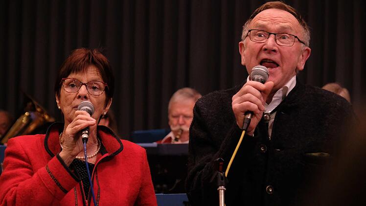 Zum Einsatz kam auch das Gesangspaar Helga und Helmut Öffner. Foto: Gerd Schaar