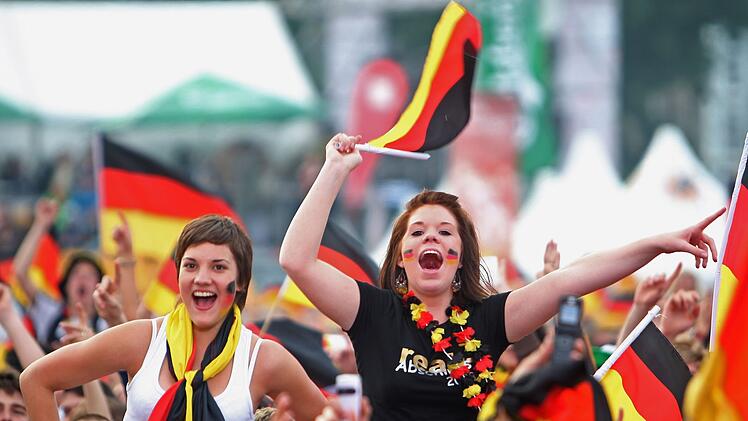 Public Viewing hat etwas Ansteckendes: 2006 wurde auch in Hamburg gefeiert.