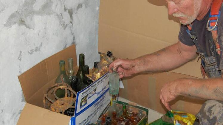 Medizinflaschen wurden aus dem Brunnen geborgen. Sie sind ein Teil der Geschichte des denkmalgeschützten Kaplaneihauses.