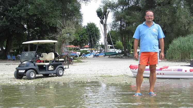 Ein Hauch von Bay-Watch am Chiemsee. Mit seinem Golf-Car ist Harry Schmidt überall zur Stelle